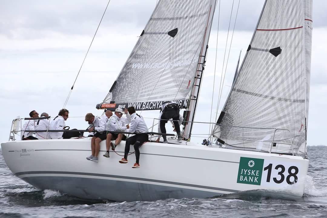 30 foot racing sailboat